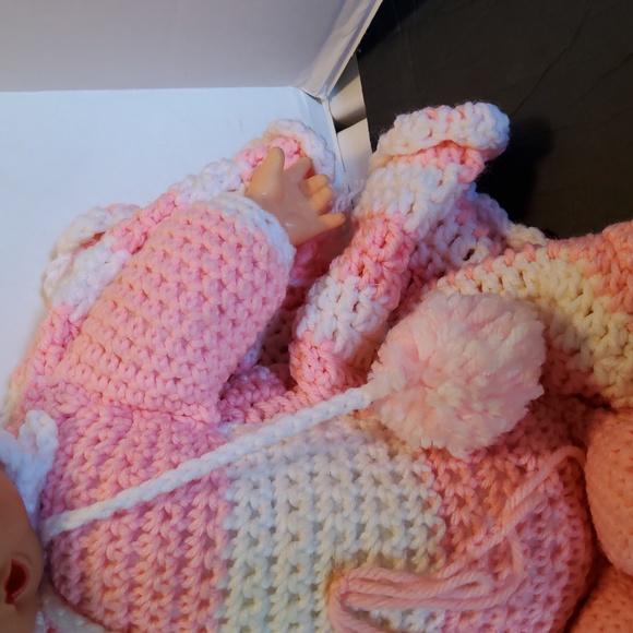19 in vintage handmade crocheted baby with hard plastic head,hands. - Picture 4 of 8